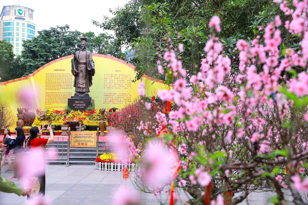 Không gian trước tượng đài vua Lý Thái Tổ. (Ảnh: Khánh Hoà - TTXVN)