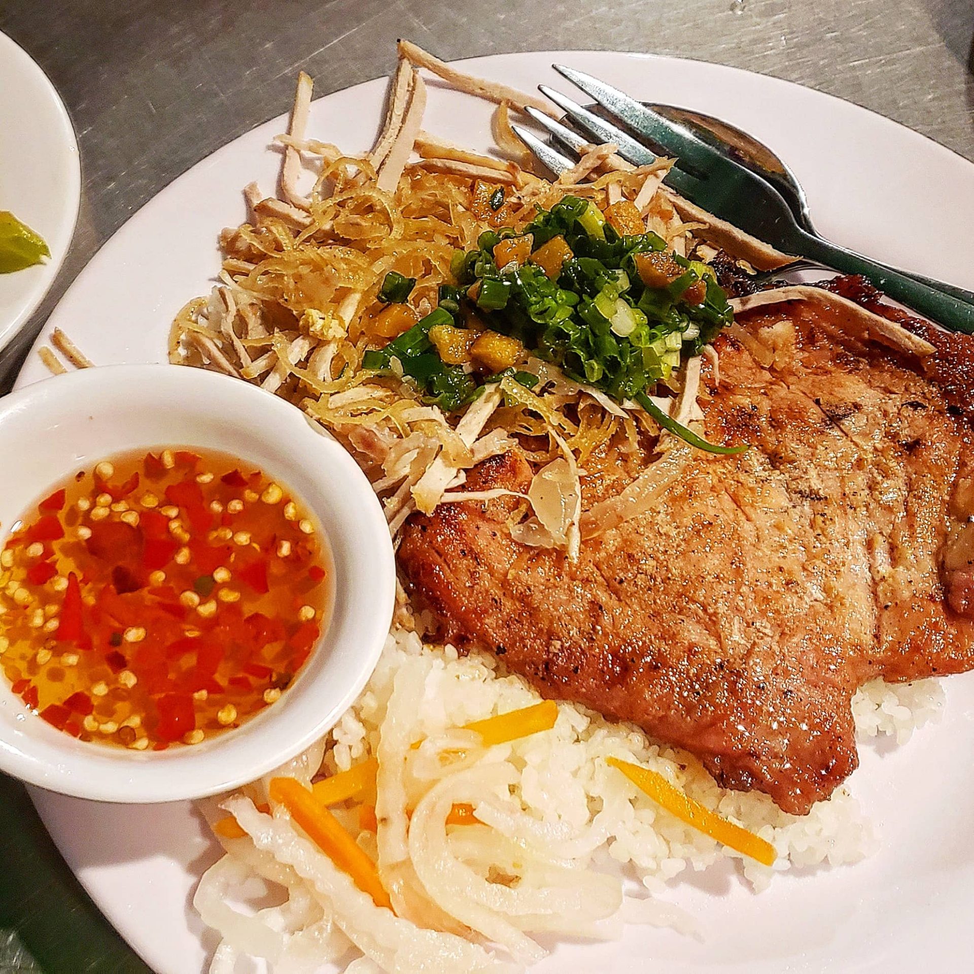 Vì sao gọi là “cơm bụi”?