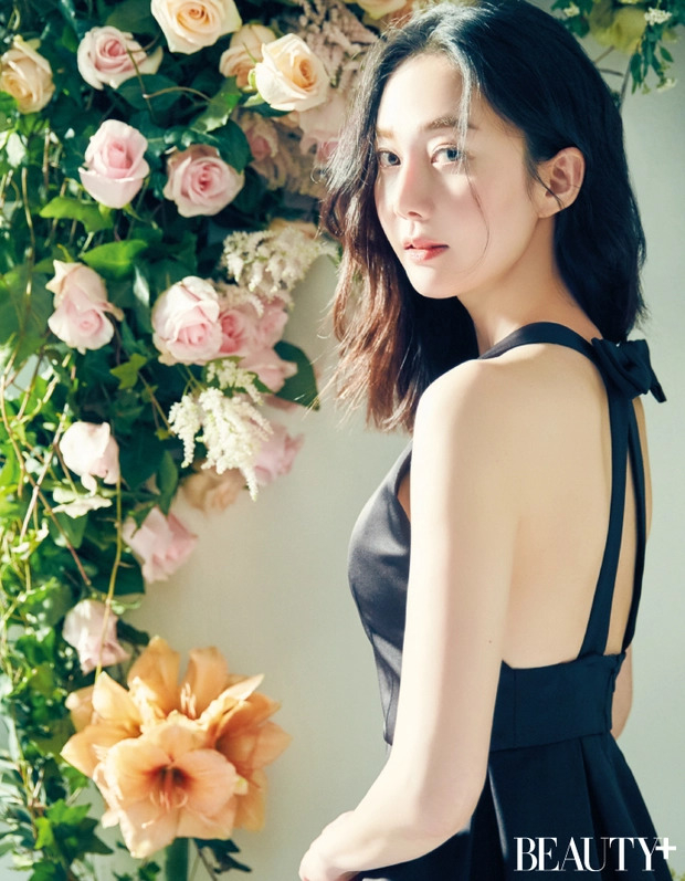 Yeom Jung Ah quá trẻ trung so với độ tuổi 54, khiến netizen vô cùng ngạc nhiên. Ảnh: Naver