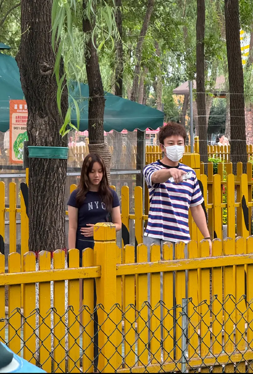 Điềm Hinh vừa lọt vào ống kính của khán giả khi cùng bố đi chơi ở 1 vườn thú. Hiện cô bé đã hơn 13 tuổi, gây chú ý với diện mạo xinh đẹp, cá tính. Ảnh: 163