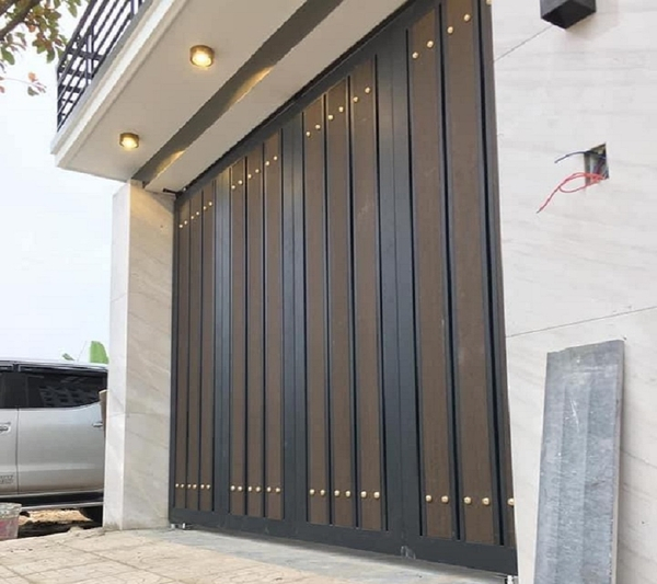 Vì sao ngày càng nhiều gia đình không còn làm cửa sắt kéo? 2 thiết kế đang dần trở thành xu hướng mới