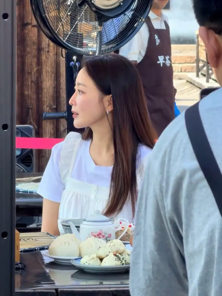 Kim Hee Sun vừa lọt vào ống kính của “team qua đường” khi tới Ô Trấn, Trung Quốc du lịch. Ảnh: 163