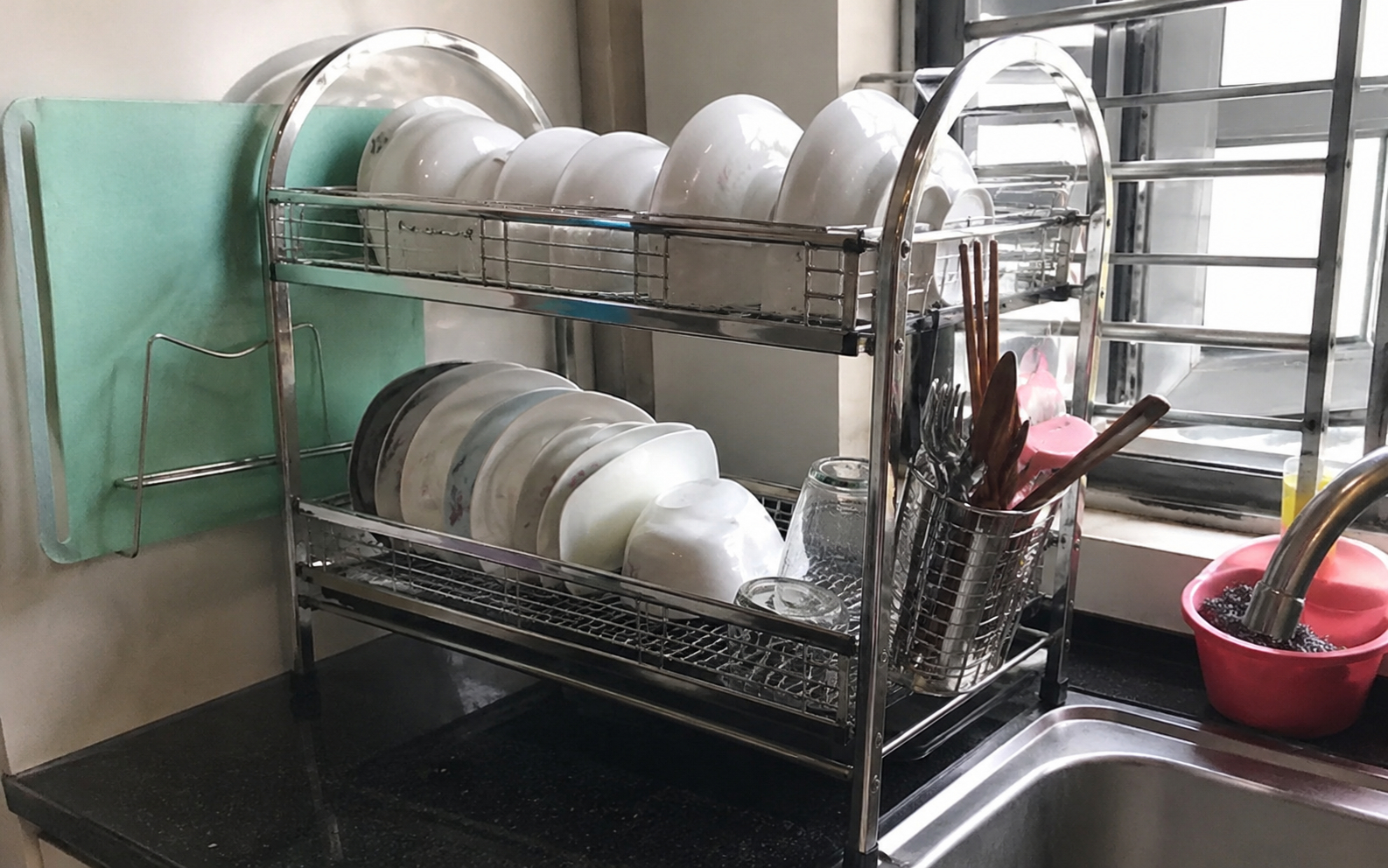 Vì sao ngày càng nhiều gia đình không còn dùng giá úp bát để bàn? 2 thiết kế gọn hơn đang dần trở thành xu hướng mới