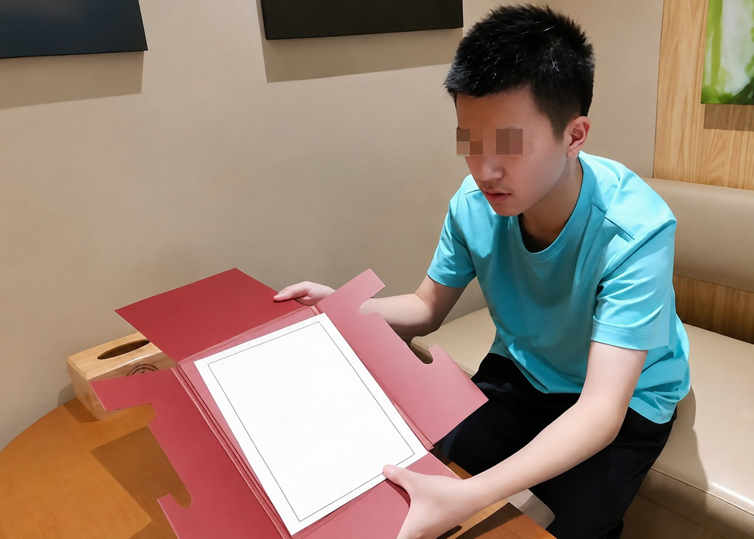 Theo chia sẻ, nam sinh này lần lượt nhận được thông báo nhập học từ Đại học Sư phạm Hồ Bắc và Đại học Công nghệ Hồ Bắc