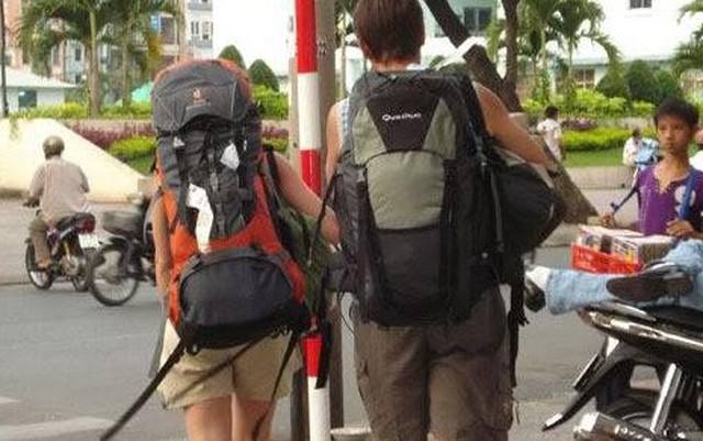 Vì sao khách Tây đi luôn vác balo khổng lồ chứ nhất quyết không dùng vali?