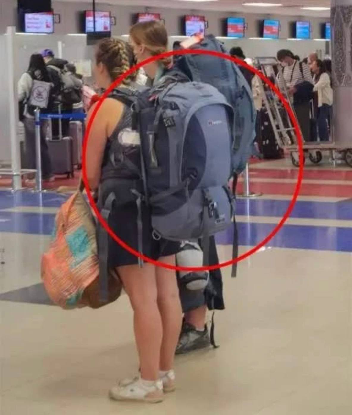 Vì sao khách Tây đi luôn vác balo khổng lồ chứ nhất quyết không dùng vali?
