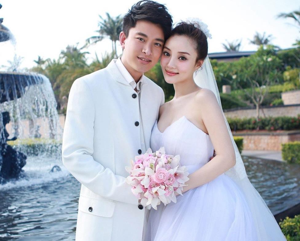 Vết bầm tím trên cơ thể con gái Lý Tiểu Lộ gây xôn xao
