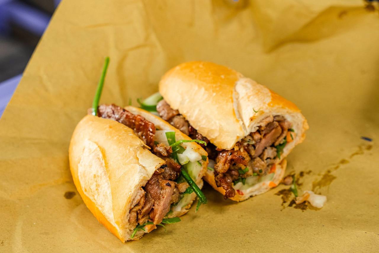 Bỏ nhà hàng ở Mỹ để về TP.HCM bán bánh mì: Ông Tây khiến khách Việt chấm 8,5, bán 2 tiếng đã hết sạch