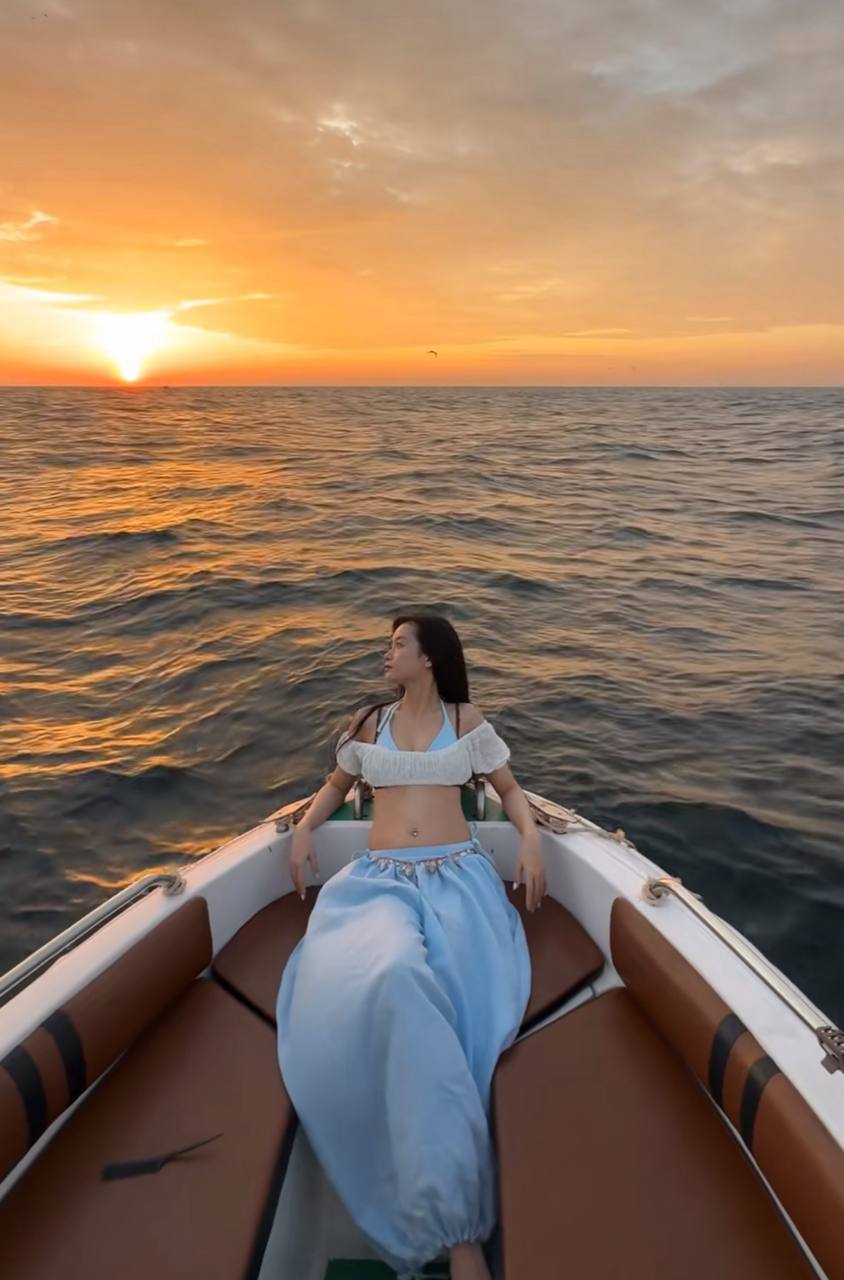 Những cô gái diện váy lụa, bikini hoặc trang phục mùa hè nhẹ nhàng, ngồi ở mũi cano tạo nên khoảnh khắc hàng trăm nghìn lượt xem