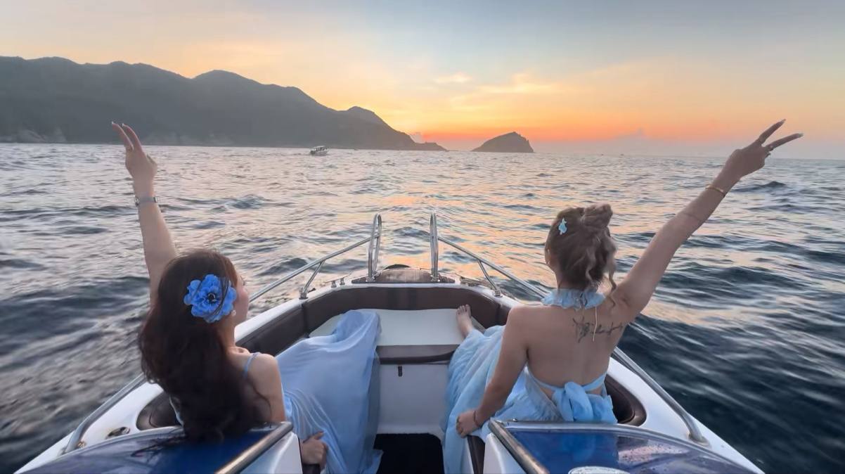 Trải nghiệm đang cực hot ở vịnh biển đẹp nhất Việt Nam: Thuê hẳn ca nô riêng ngắm hoàng hôn, mỗi người chưa tới 300.000 đồng