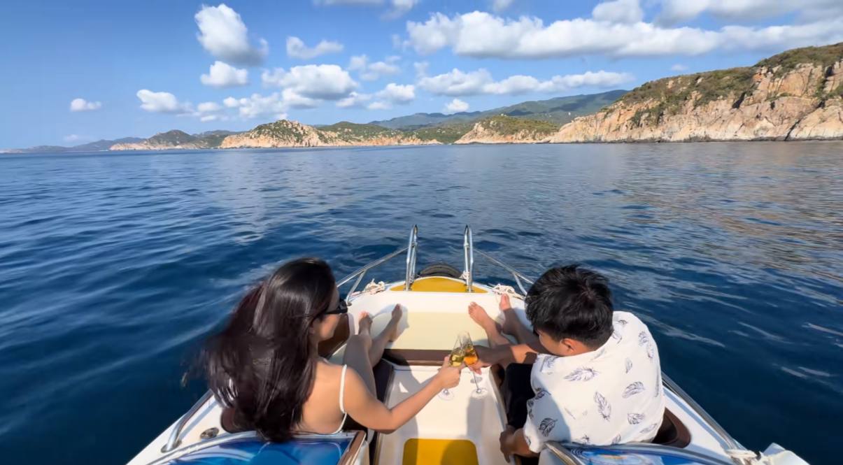 Trải nghiệm đang cực hot ở vịnh biển đẹp nhất Việt Nam: Thuê hẳn ca nô riêng ngắm hoàng hôn, mỗi người chưa tới 300.000 đồng