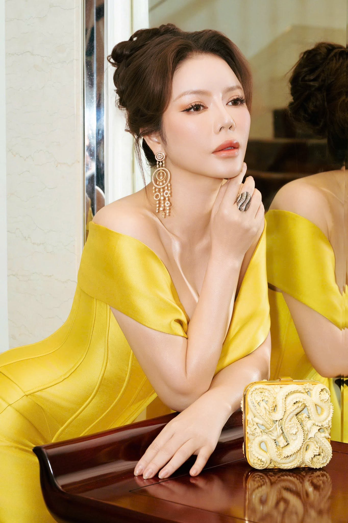 Hình ảnh của cô gắn với sự xa hoa, giàu có