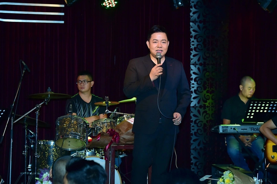 Không chỉ có nguồn thu từ nền tảng số, Quang Lê còn là gương mặt cực đắt show