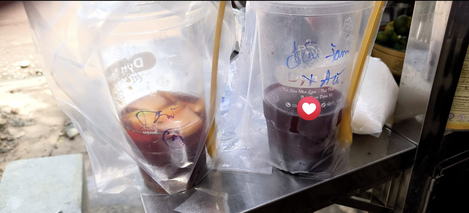 Một bạn trẻ ghé vào một quán trà trái cây ven đường để mua nước. Thế nhưng người đứng trong quầy lại không phải chủ quán mà cũng chỉ là một vị khách được nhờ trông giúp. Nguồn: catcanfly0905