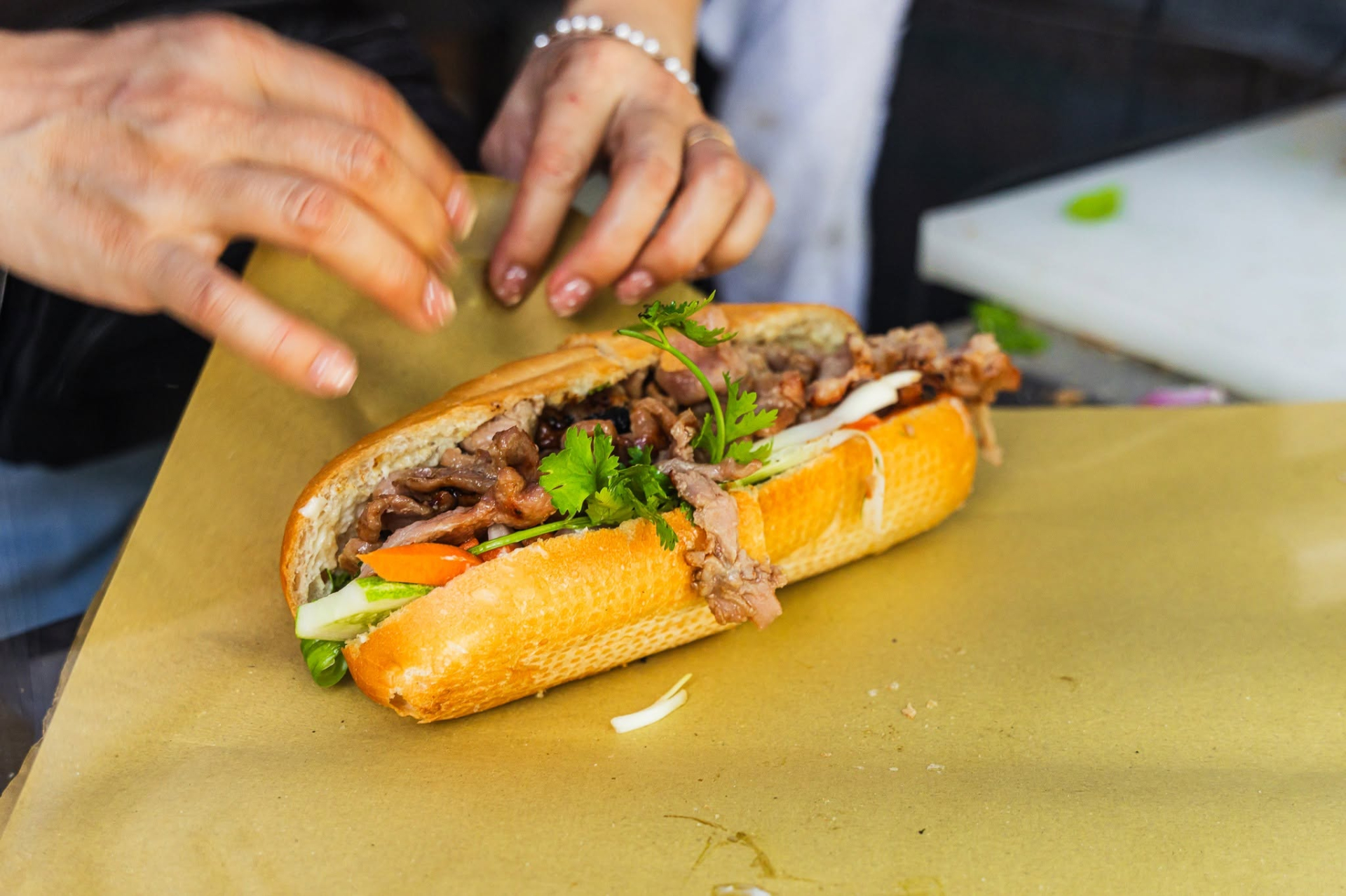 Bỏ nhà hàng ở Mỹ để về TP.HCM bán bánh mì: Ông Tây khiến khách Việt chấm 8,5, bán 2 tiếng đã hết sạch
