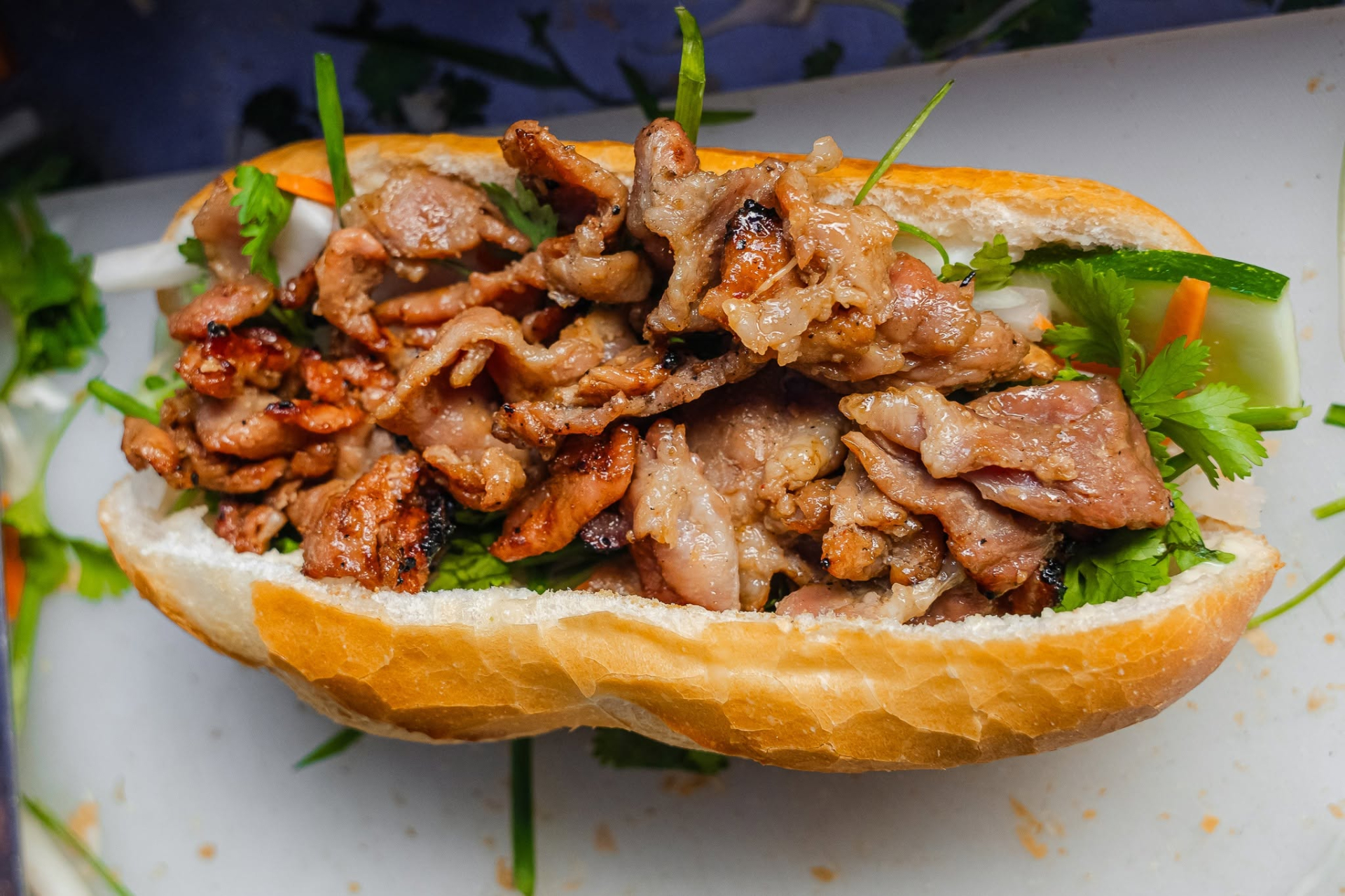 Bỏ nhà hàng ở Mỹ để về TP.HCM bán bánh mì: Ông Tây khiến khách Việt chấm 8,5, bán 2 tiếng đã hết sạch