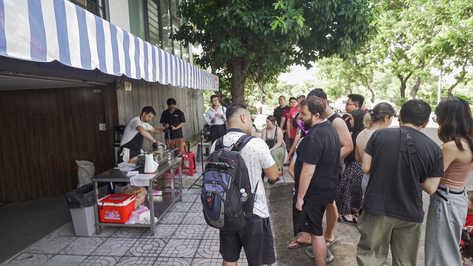 Bỏ nhà hàng ở Mỹ để về TP.HCM bán bánh mì: Ông Tây khiến khách Việt chấm 8,5, bán 2 tiếng đã hết sạch