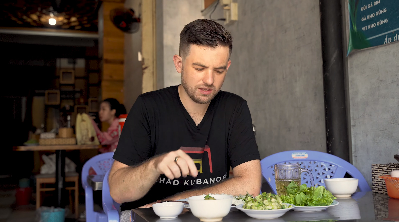 Nam đầu bếp liên tục chia sẻ những video khám phá các món ăn, quán ăn bình dân tại TP.HCM