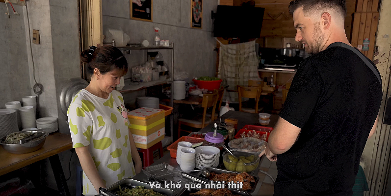 Bỏ nhà hàng ở Mỹ để về TP.HCM bán bánh mì: Ông Tây khiến khách Việt chấm 8,5, bán 2 tiếng đã hết sạch
