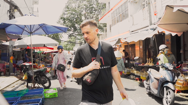 Bỏ nhà hàng ở Mỹ để về TP.HCM bán bánh mì: Ông Tây khiến khách Việt chấm 8,5, bán 2 tiếng đã hết sạch