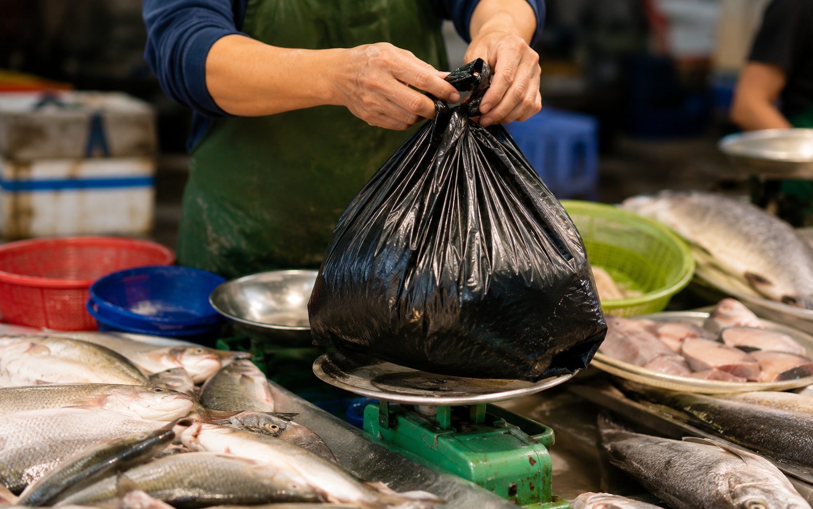 Vì sao người bán cá thường dùng túi nilon màu đen thay vì túi trắng, hồng hay xanh?