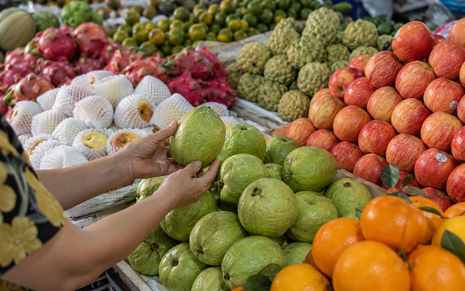 Người bán trái cây tiết lộ: Khách thường chọn quả to, người trong nghề lại kiểm tra 5 chi tiết này trước