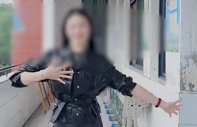 Cô giáo âm nhạc từng quay nhiều video nhảy múa tại hành lang trường sau giờ tan học