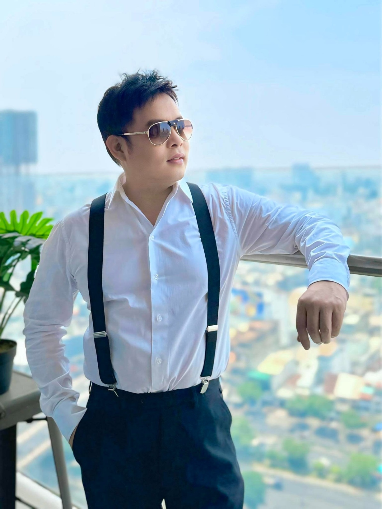 Sinh năm 1979 tại Huế, Quang Lê sang Mỹ định cư từ nhỏ và trở thành một trong những giọng ca tiêu biểu của dòng nhạc bolero, trữ tình
