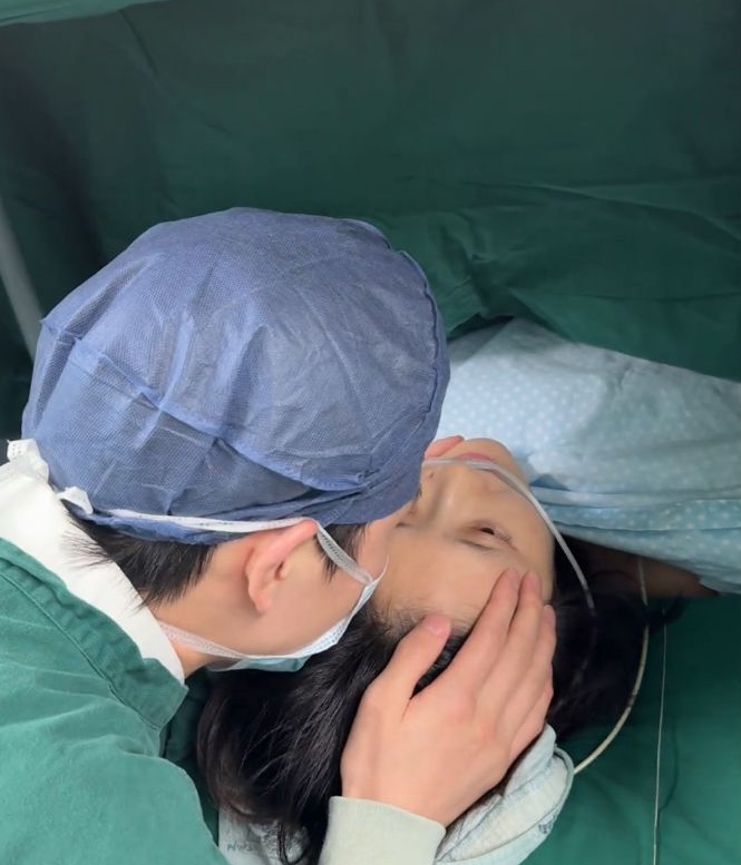 Sản phụ nên chủ động theo dõi sát sao thời gian sự sinh và đến viện ngay khi có dấu hiệu chuyển dạ (Ảnh minh họa)
