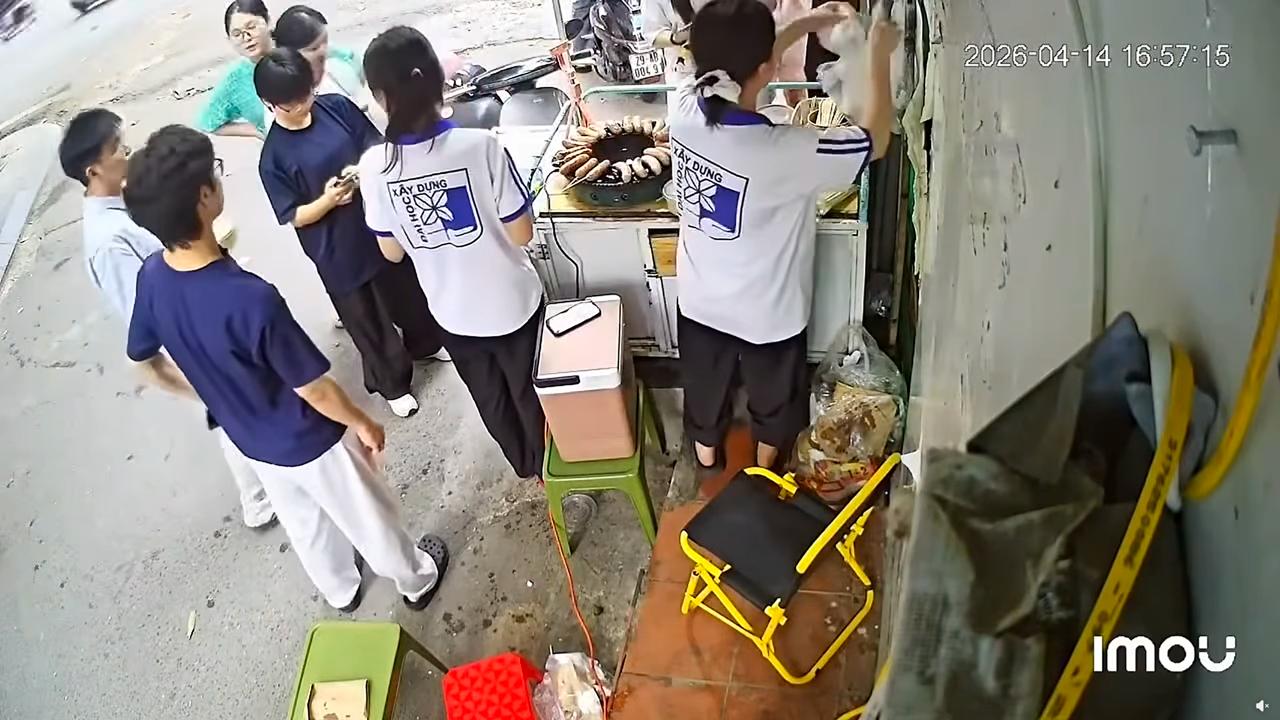 Đi mua lạp xưởng, 2 nữ sinh bỗng trở thành nhân viên bán thời gian bắt đắc dĩ