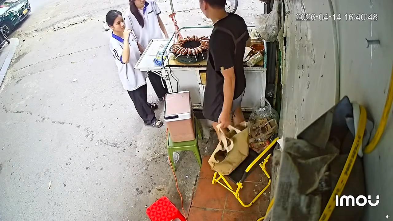 Chỉ có ở Việt Nam: Chủ quán đi vắng, khách đứng bán hộ,