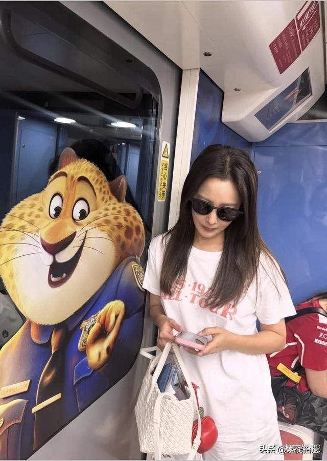 Kim Hee Sun vừa gây sốt với màn lộ diện trên tàu trung chuyển ở sân bay Thượng Hải. Ảnh: 163