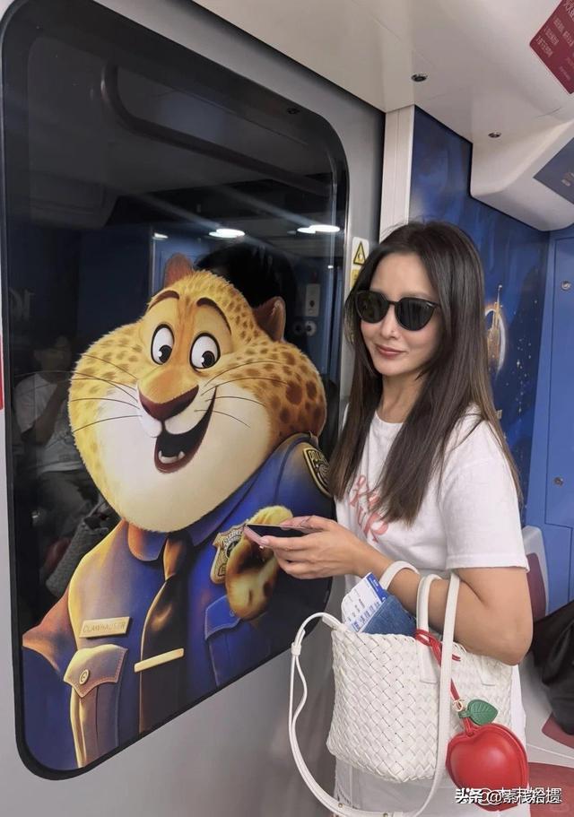 Nữ diễn viên họ Kim đeo kính râm, diện trang phục đời thường giản dị song vẫn tỏa sáng chấp luôn cam thường. Ảnh: 163