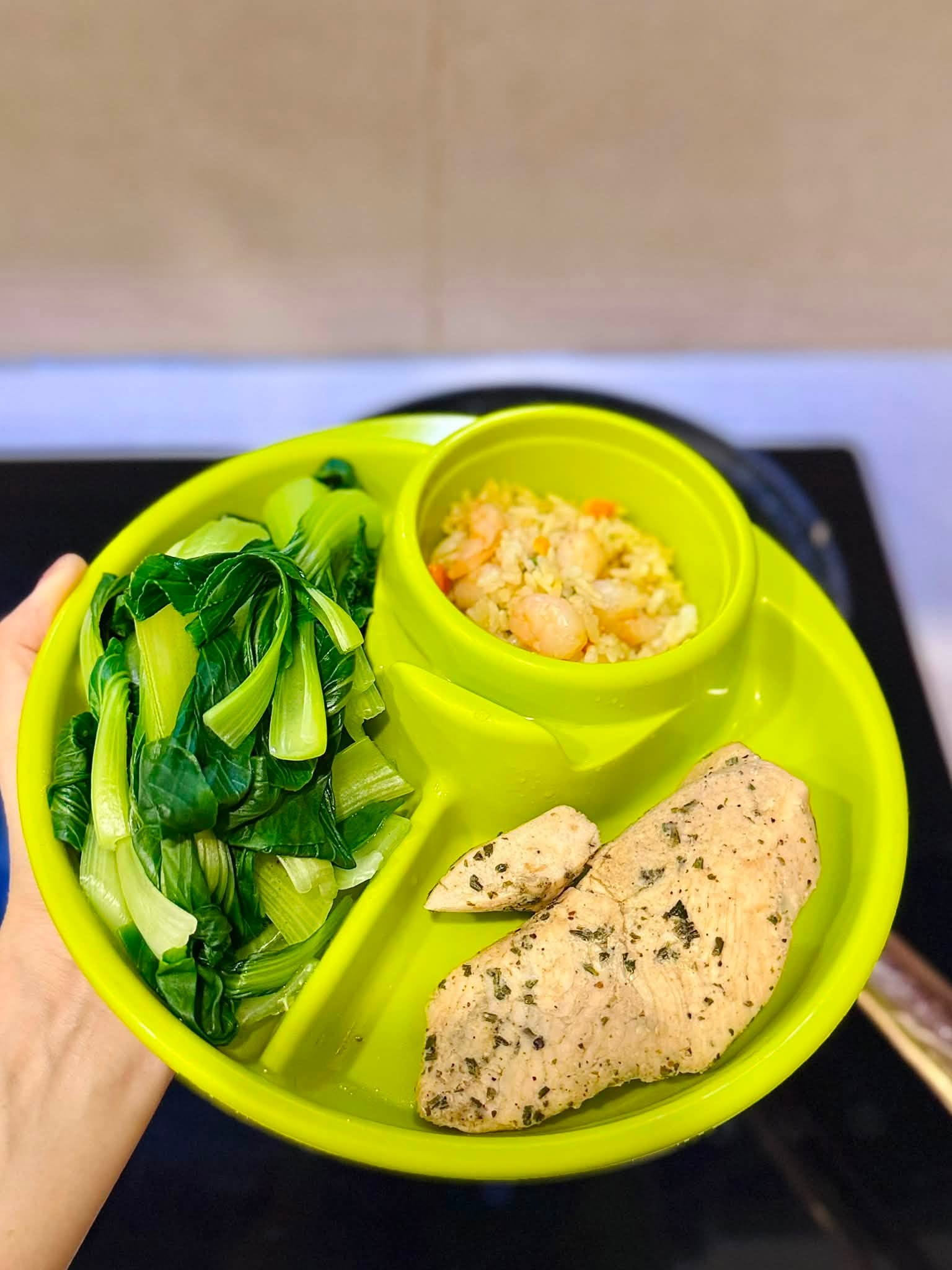 Bạch Dương cắt giảm tối đa gia vị công nghiệp, thay bằng gia vị organic + herbs mật ong, dầu olive dạng xịt 0 calo, mỡ động vật,... Ưu tiên chế biến hấp, luộc, áp chảo, bỏ lò, chiên không dầu,... xen kẽ là các bữa ăn thô rau củ, hoa quả