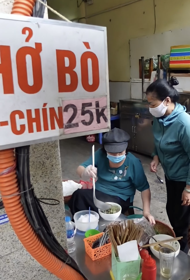 Bát phở 25.000 đồng giữa trung tâm Hà Nội gây sốt: 