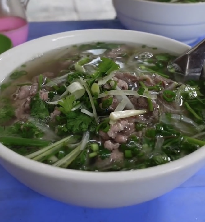  Dù chỉ có giá 25.000 đồng nhưng mỗi bát vẫn được đánh giá đầy đặn với lượng bánh phở vừa vặn, nước dùng trong, thơm và có vị ngọt thanh theo kiểu phở truyền thống. Ảnh: Google Review