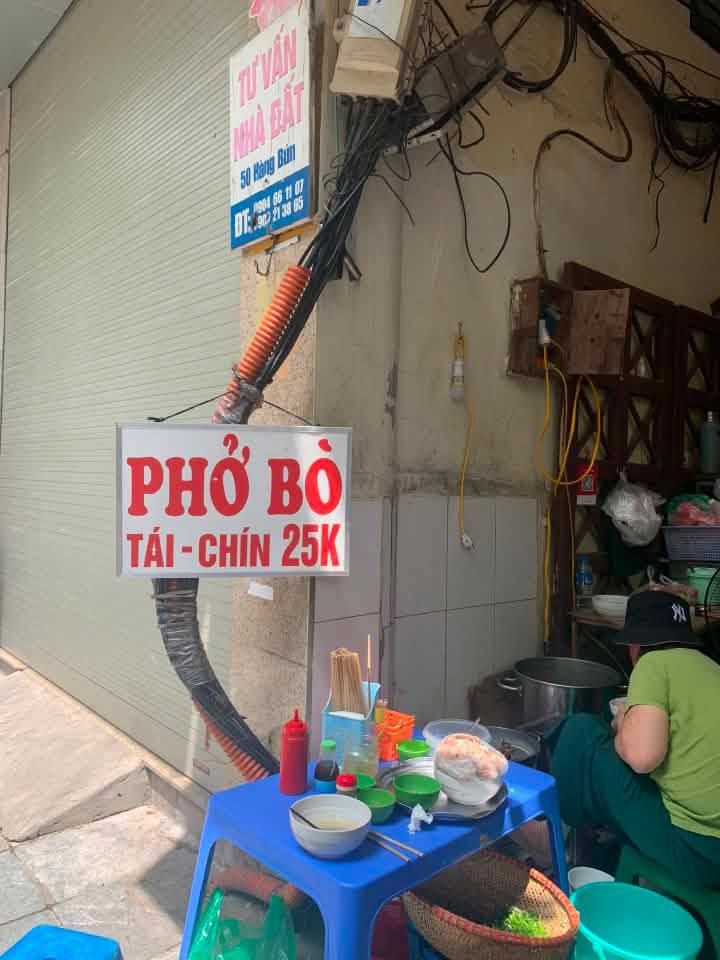 Bát phở 25.000 đồng giữa trung tâm Hà Nội gây sốt: 