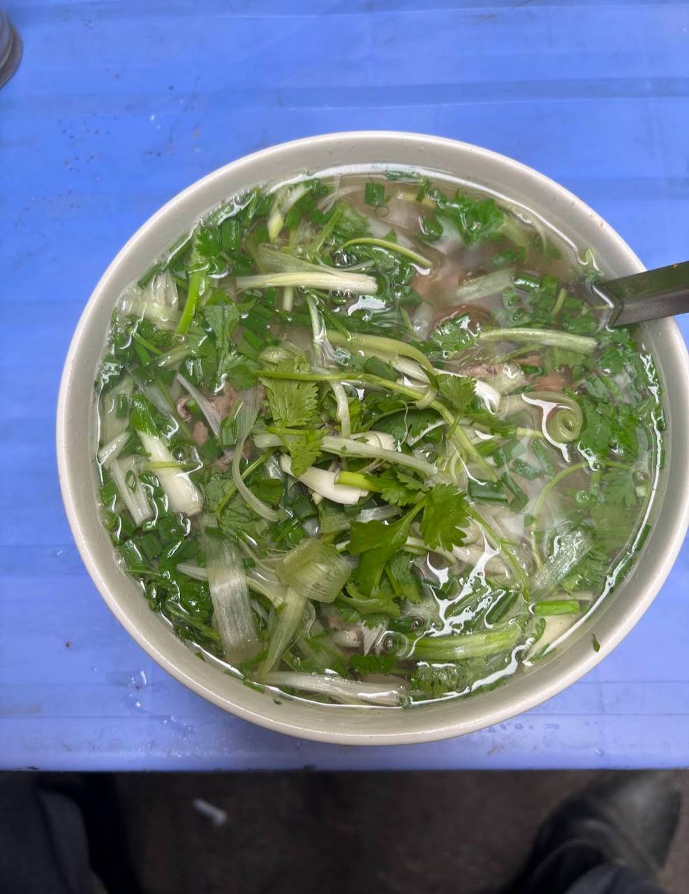Thực đơn chỉ gồm hai lựa chọn là phở bò tái và phở bò chín. 