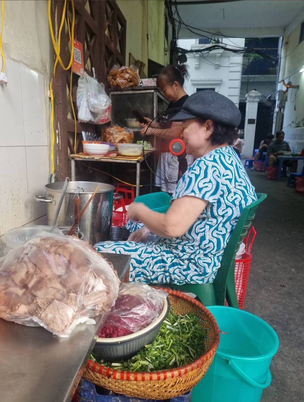 Bát phở 25.000 đồng giữa trung tâm Hà Nội gây sốt: 