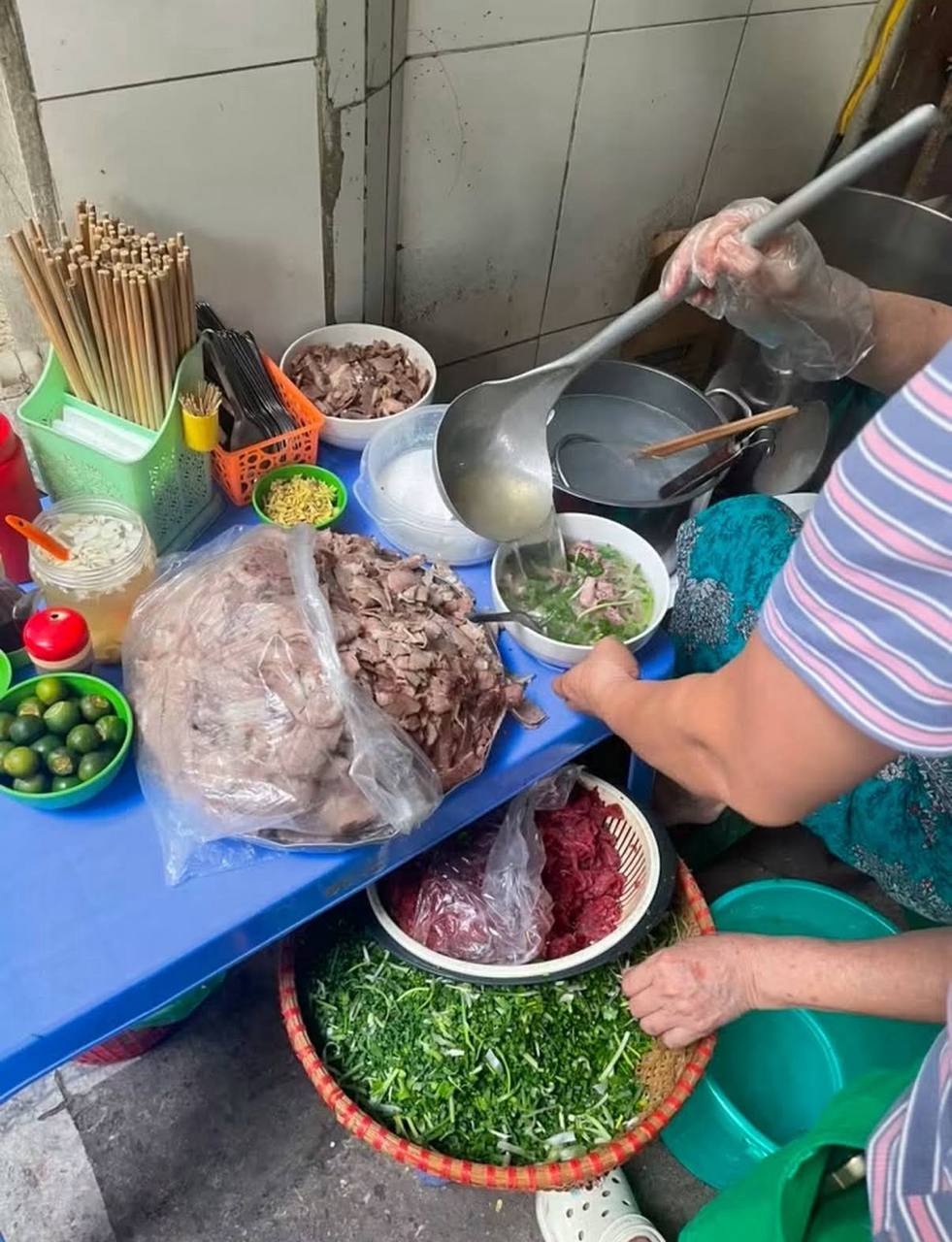 Bát phở 25.000 đồng giữa trung tâm Hà Nội gây sốt: 