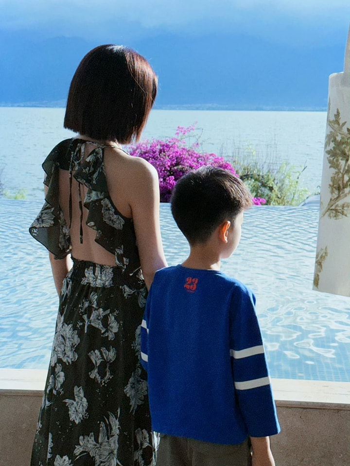 Bé Tiểu Tinh Tinh vẫn nhận được tình yêu thương đầy đủ dù bố mẹ đã ly hôn. Ảnh: Sohu