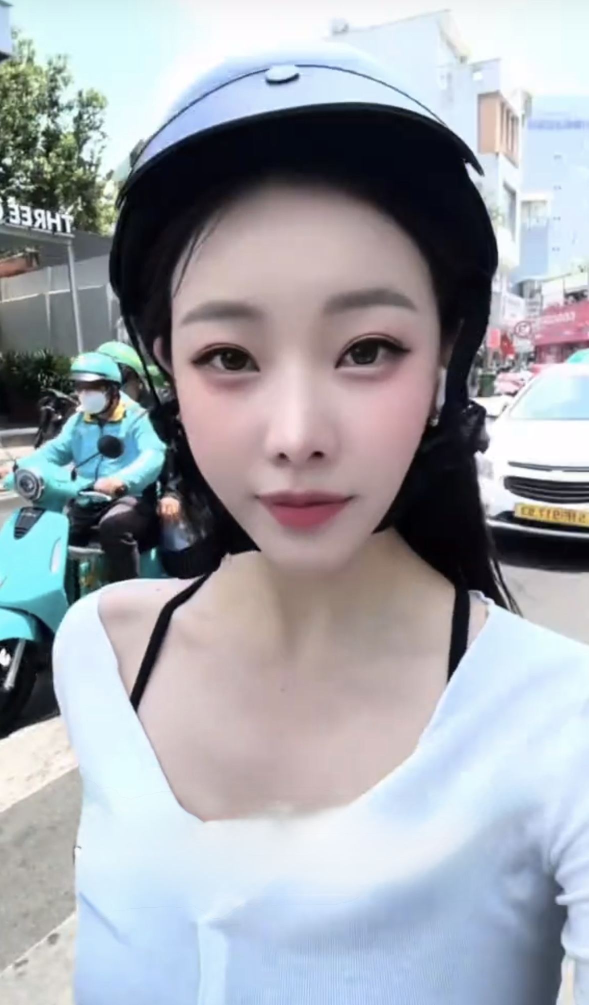 Cô nàng yêu thích trải nghiệm đi xe ôm công nghệ ở Việt Nam.