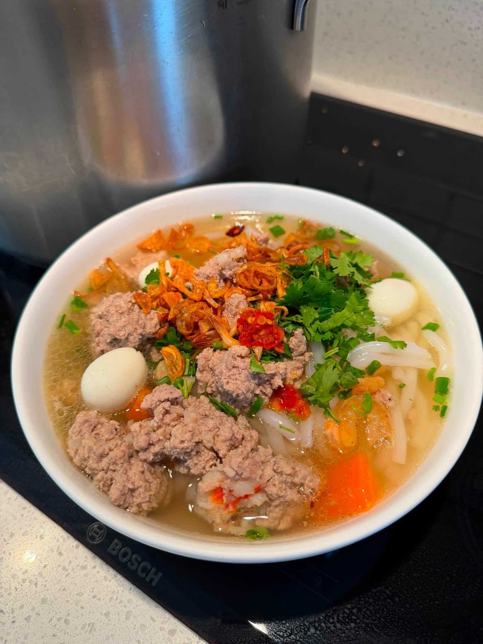 Tô bánh canh với nước dùng trong veo, chả cua, thịt viên, trứng cút, tôm, hành lá, ngò rí cùng lớp hành phi vàng ruộm được khen vừa đầy đặn vừa đẹp mắt.