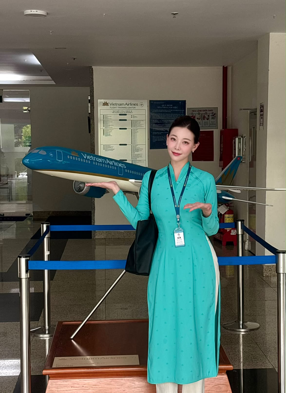 Cô hiện là tiếp viên cho hãng hàng không Vietnam Airlines.