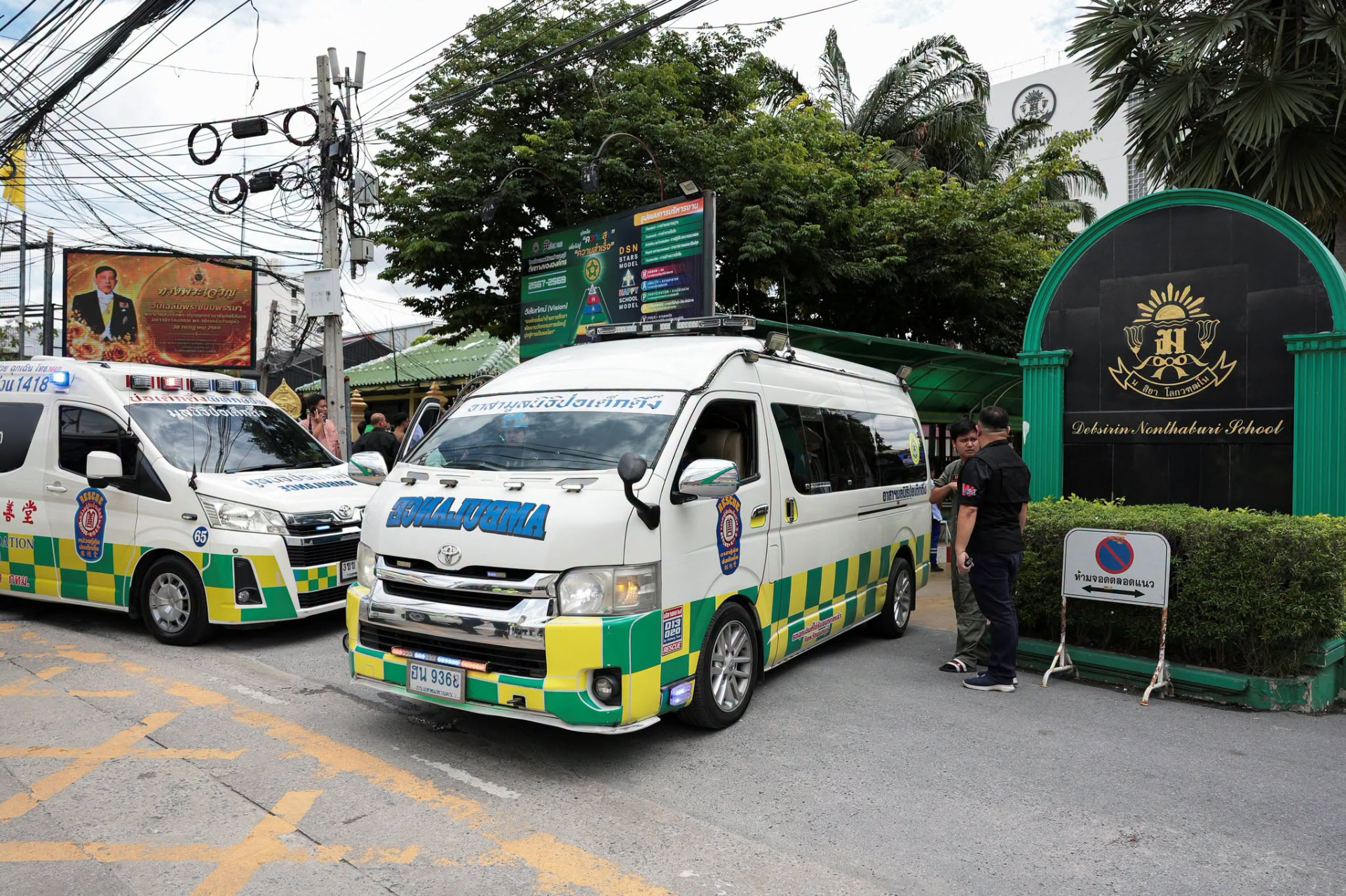 Xe cứu thương có mặt tại hiện trường (Ảnh: Reuters)
