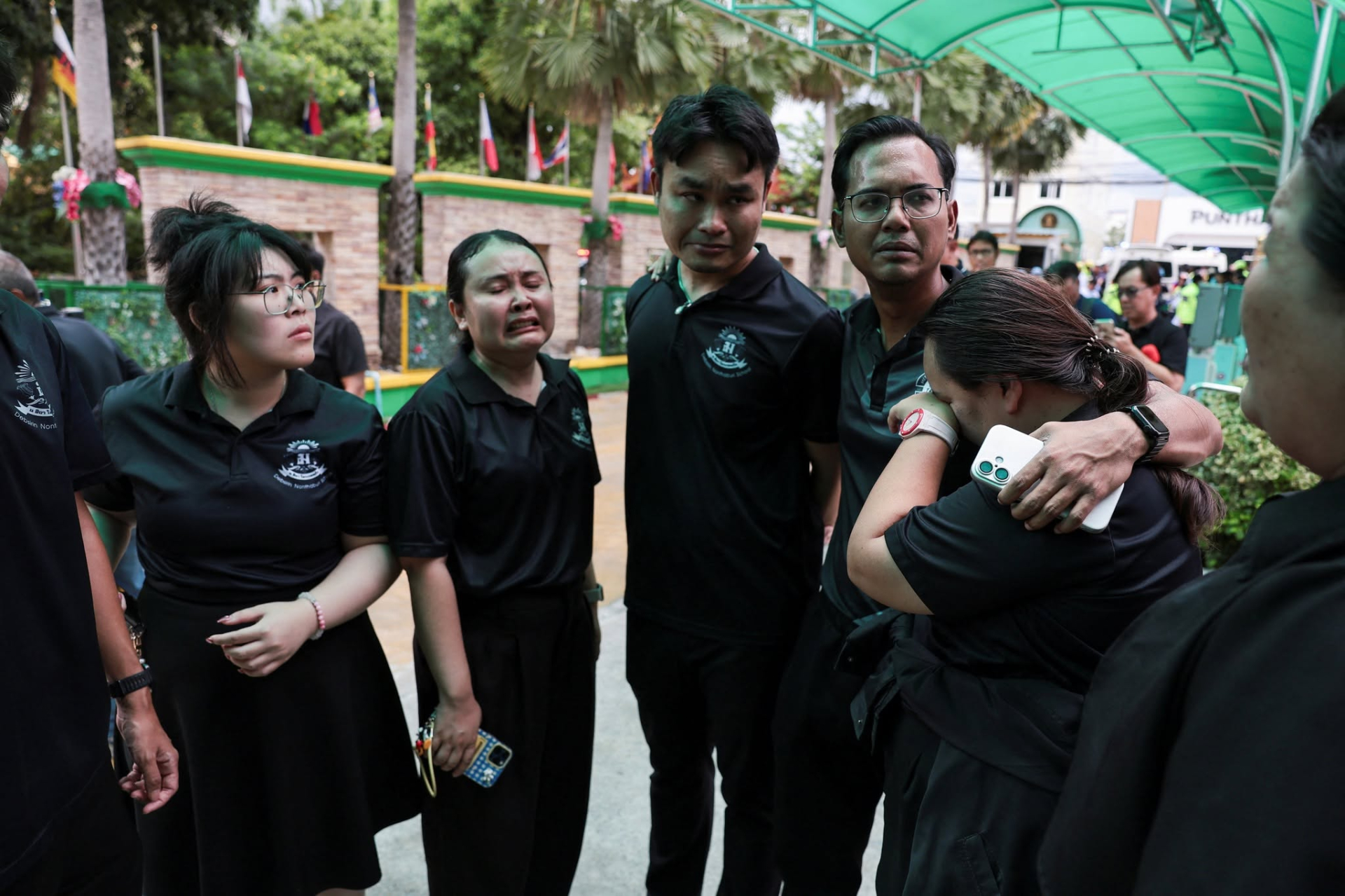 Nhiều người bật khóc (Ảnh: Reuters)