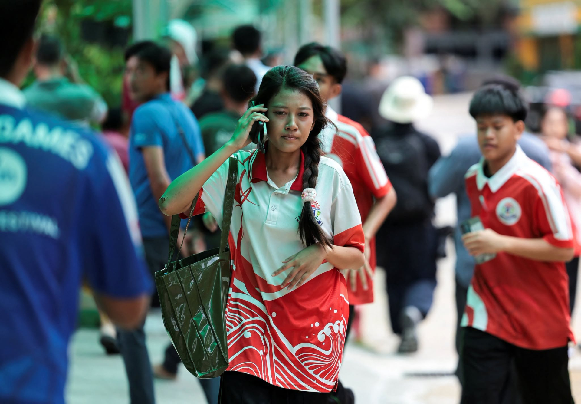 Các học sinh hoảng loạn chạy ra ngoài (Ảnh: Reuters)