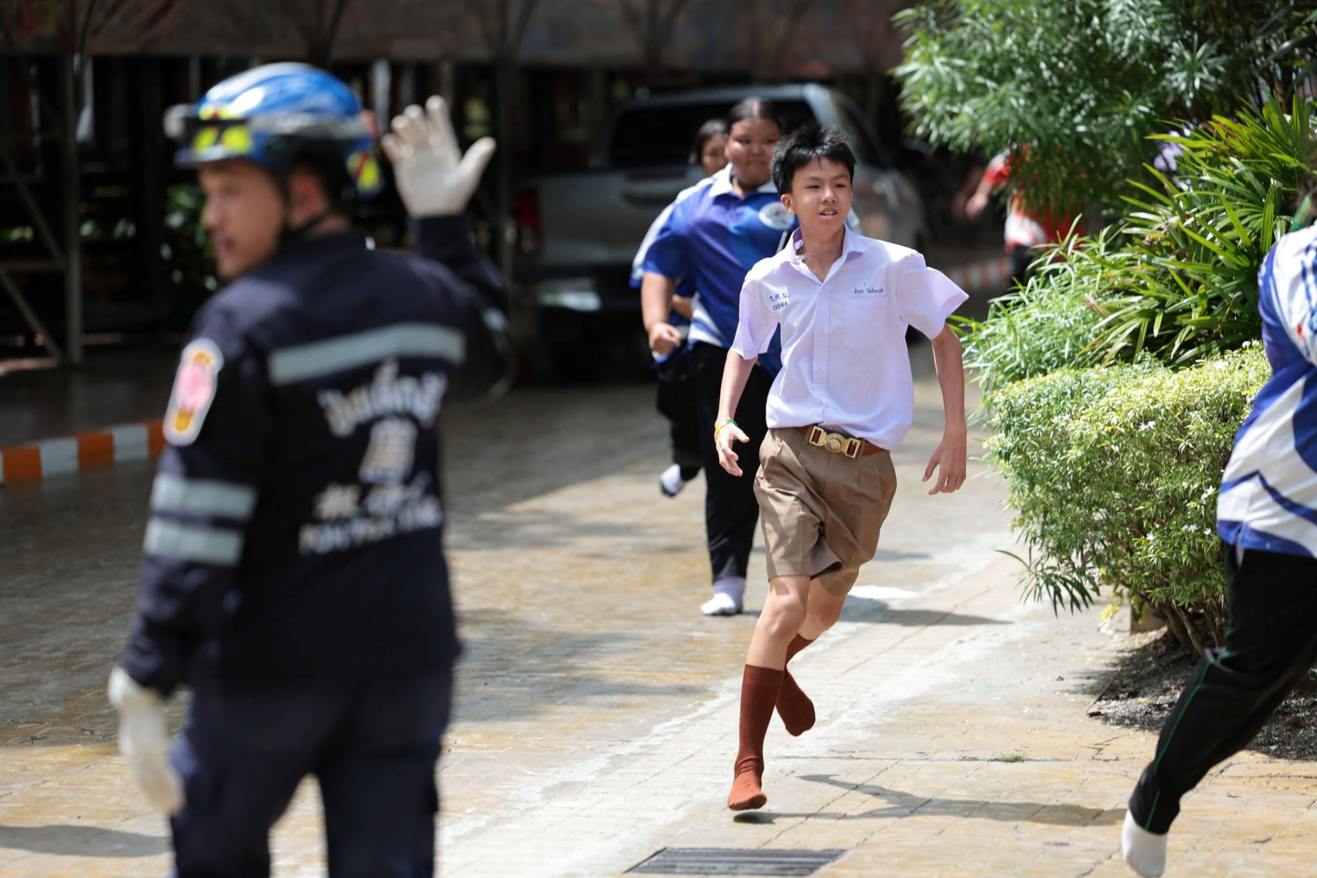 Các học sinh hoảng loạn chạy ra ngoài (Ảnh: Reuters)