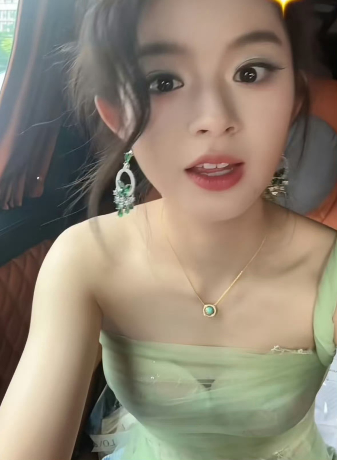 Đôi bông tai khiến nữ diễn viên dính lùm xùm. Ảnh: Sina.