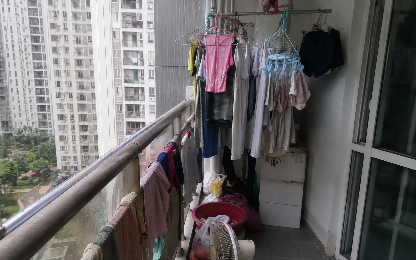 Vì sao ngày càng nhiều gia đình không còn phơi quần áo ở ban công? Vài mét vuông ngoài trời đang được dùng theo 1 cách rất khác